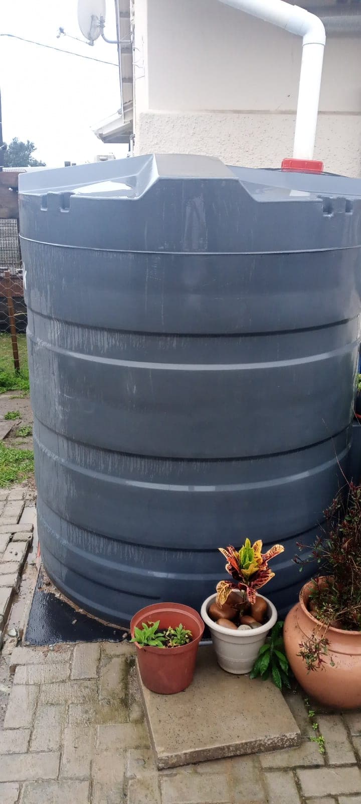 Water tank installed on a level base